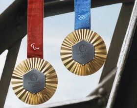Foto de una medalla olímpica y una medalla paralímpica